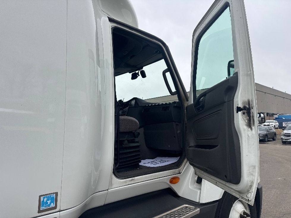 Sleeper Tractor-Heavy Duty Tractors-International-2023-LT625-Brooklyn Park-MN-586,412\n\t\tmiles-$ 46,750 - Image 13