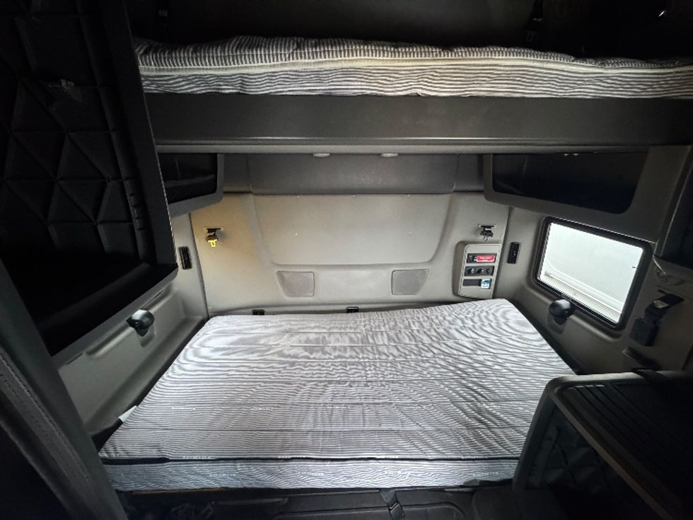 Sleeper Tractor-Heavy Duty Tractors-International-2023-LT625-Brooklyn Park-MN-586,412\n\t\tmiles-$ 46,750 - Image 16