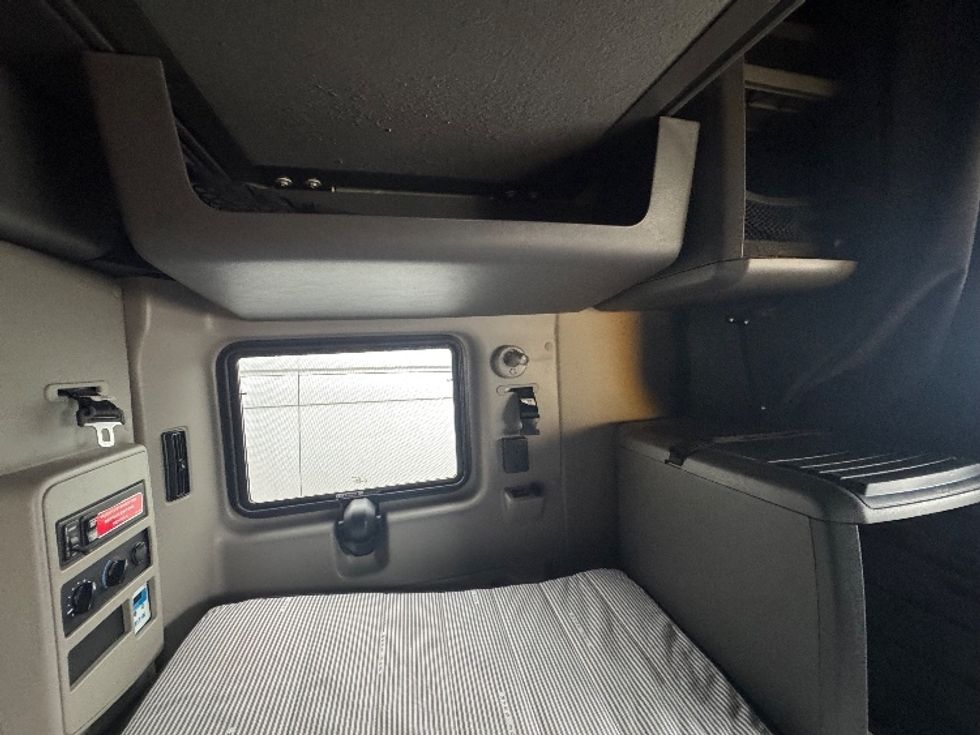 Sleeper Tractor-Heavy Duty Tractors-International-2023-LT625-Brooklyn Park-MN-586,412\n\t\tmiles-$ 46,750 - Image 18