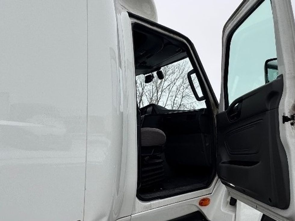 Sleeper Tractor-Heavy Duty Tractors-International-2023-LT625-Brooklyn Park-MN-644,389\n\t\tmiles-$ 41,500 - Image 13