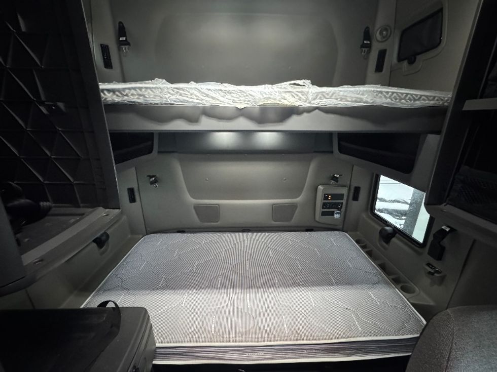 Sleeper Tractor-Heavy Duty Tractors-International-2023-LT625-Brooklyn Park-MN-644,389\n\t\tmiles-$ 41,500 - Image 16