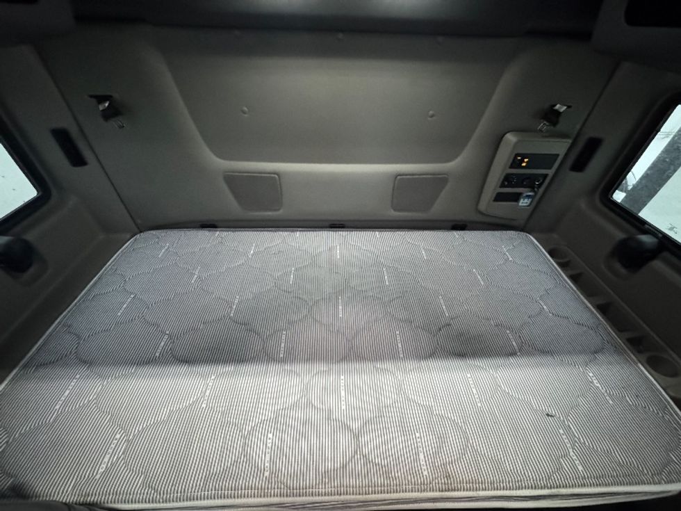 Sleeper Tractor-Heavy Duty Tractors-International-2023-LT625-Brooklyn Park-MN-644,389\n\t\tmiles-$ 41,500 - Image 17