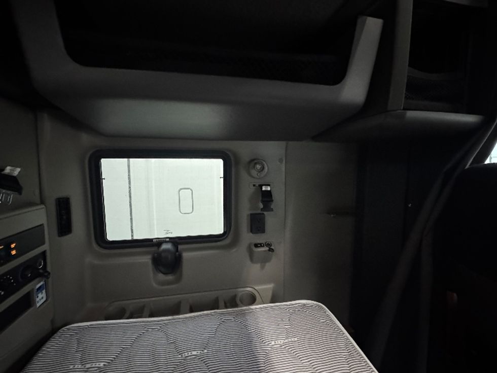 Sleeper Tractor-Heavy Duty Tractors-International-2023-LT625-Brooklyn Park-MN-644,389\n\t\tmiles-$ 41,500 - Image 18