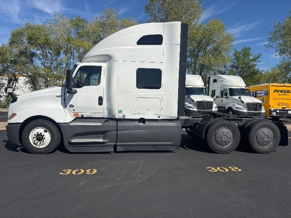 Sleeper Tractor-Heavy Duty Tractors-International-2023-LT625-Brooklyn Park-MN-688,904\n\t\tmiles-$ 48,750 - Image 4