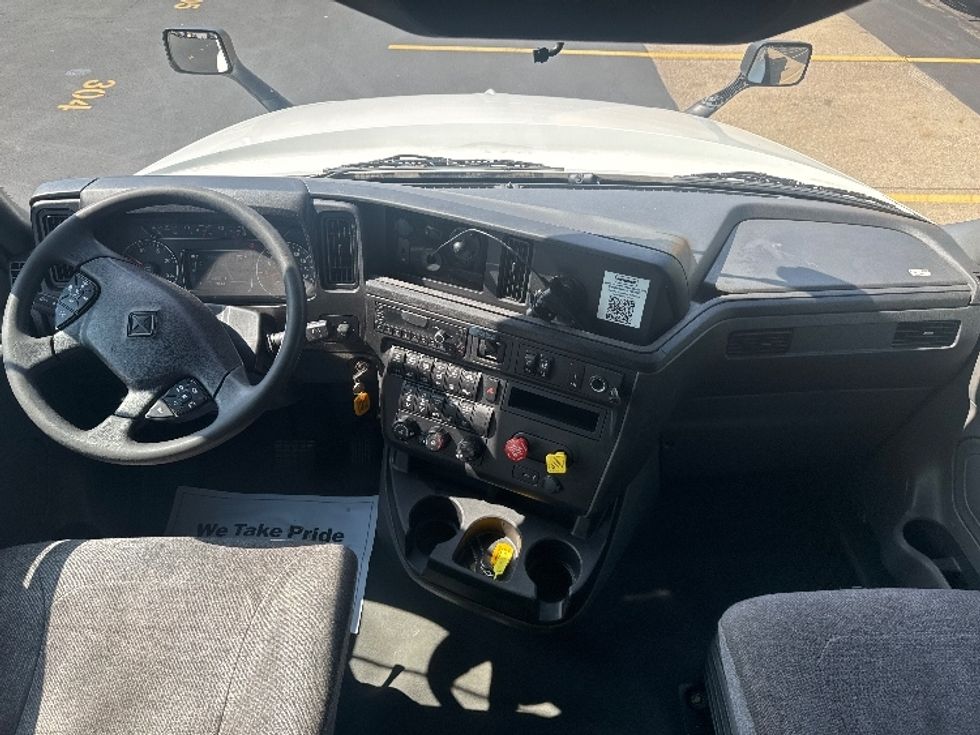 Sleeper Tractor-Heavy Duty Tractors-International-2023-LT625-Brooklyn Park-MN-709,471\n\t\tmiles-$ 45,500 - Image 12