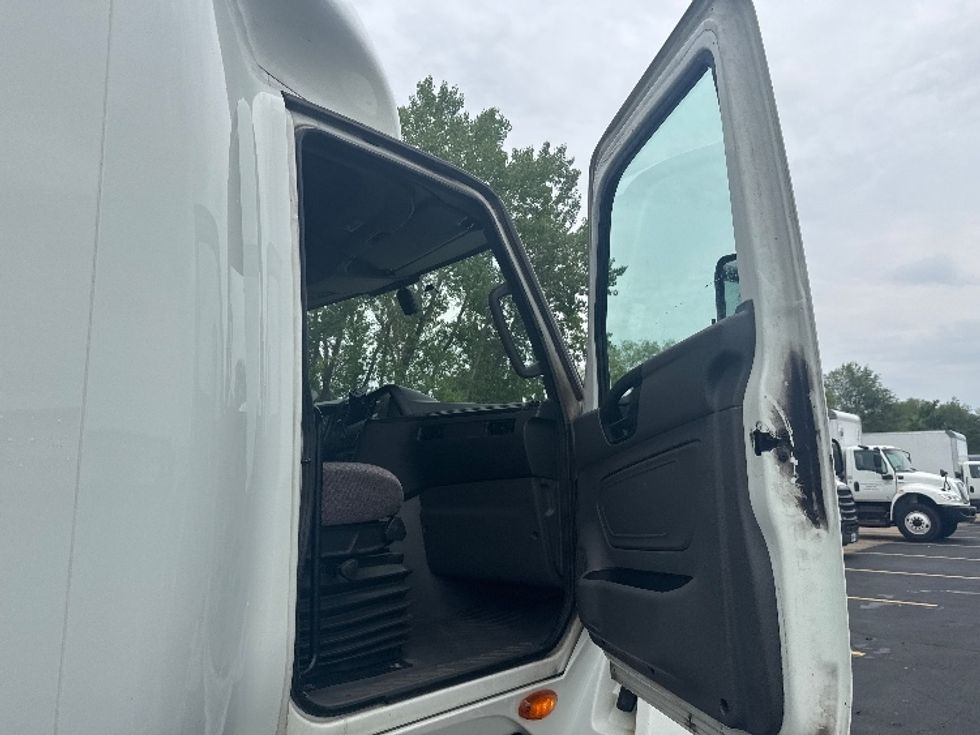 Sleeper Tractor-Heavy Duty Tractors-International-2023-LT625-Brooklyn Park-MN-796,412\n\t\tmiles-$ 36,250 - Image 13