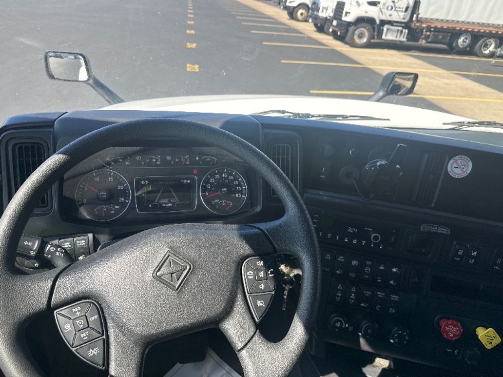 Sleeper Tractor-Heavy Duty Tractors-International-2023-LT625-Brooklyn Park-MN-845,076\n\t\tmiles-$ 39,500 - Image 11
