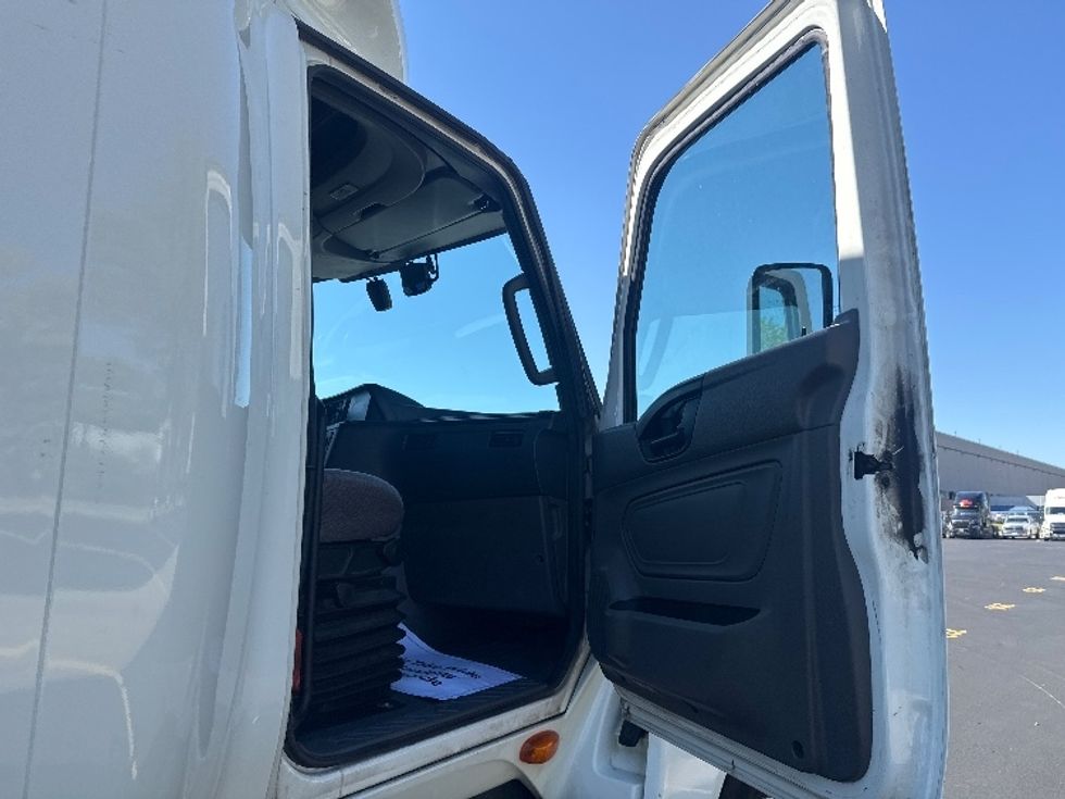 Sleeper Tractor-Heavy Duty Tractors-International-2023-LT625-Brooklyn Park-MN-845,076\n\t\tmiles-$ 39,500 - Image 13
