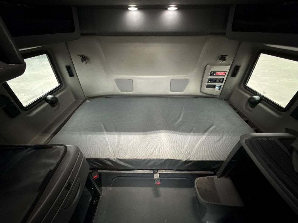 Sleeper Tractor-Heavy Duty Tractors-International-2023-LT625-Chicago (Chicago Ridge)-IL-670,714\n\t\tmiles-$ 39,000 - Image 16