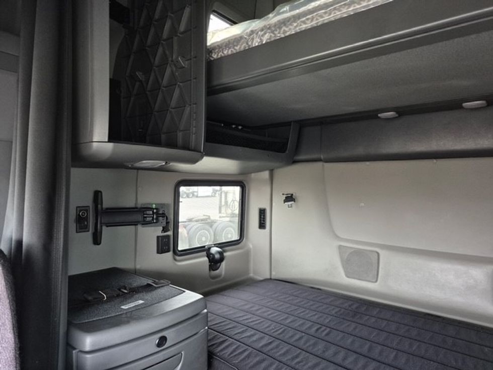 Sleeper Tractor-Heavy Duty Tractors-International-2023-LT625-Chicago (Chicago Ridge)-IL-673,743\n\t\tmiles-$ 38,750 - Image 15