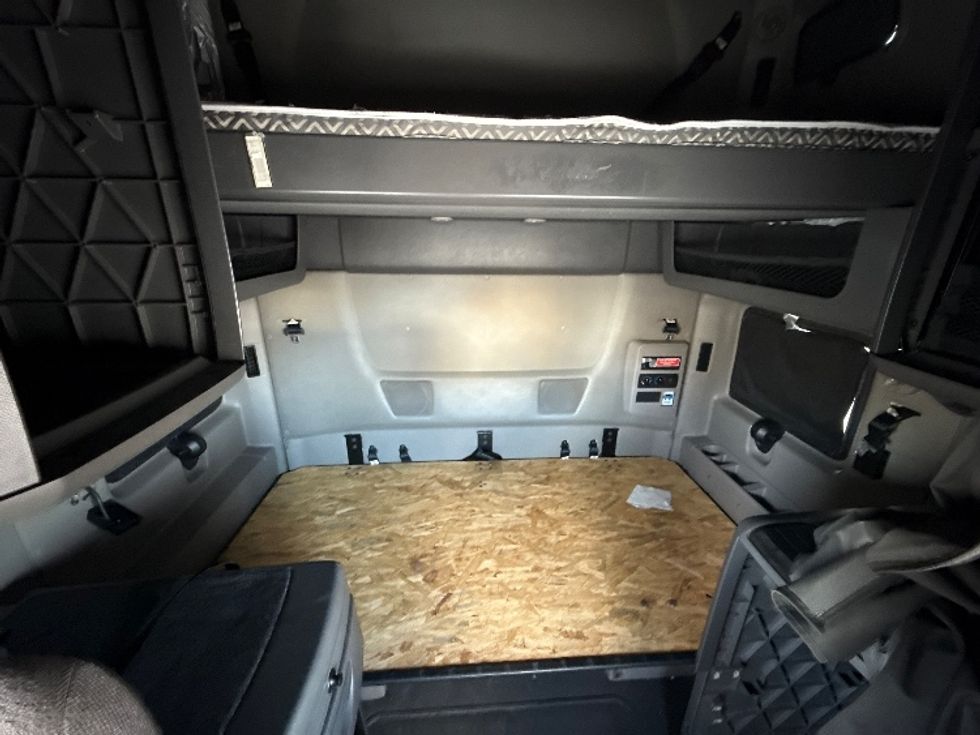 Sleeper Tractor-Heavy Duty Tractors-International-2023-LT625-Chicago (Chicago Ridge)-IL-751,269\n\t\tmiles-$ 39,250 - Image 16