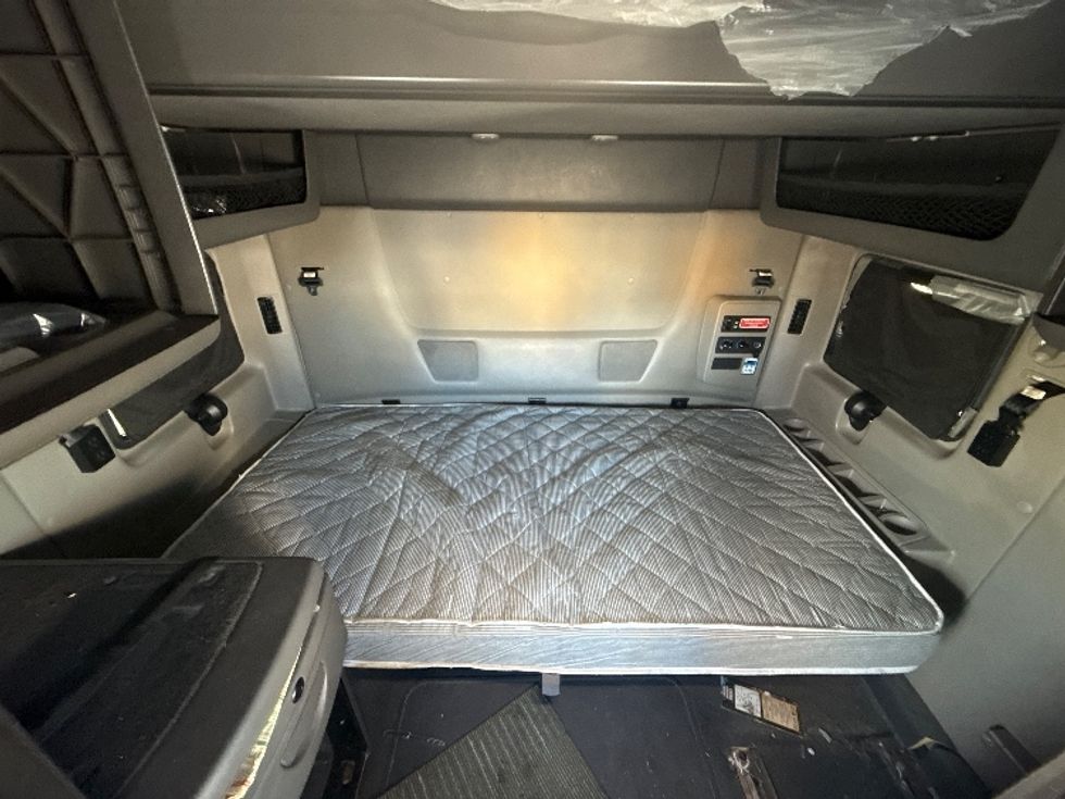 Sleeper Tractor-Heavy Duty Tractors-International-2023-LT625-Chicago (Chicago Ridge)-IL-757,974\n\t\tmiles-$ 39,250 - Image 16