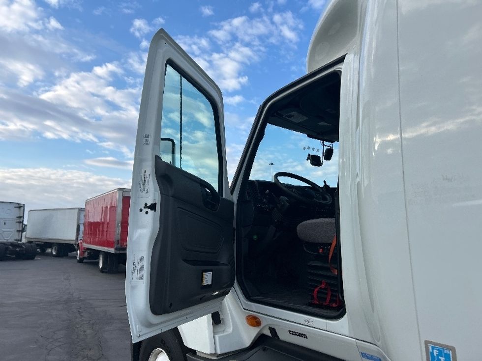 Sleeper Tractor-Heavy Duty Tractors-International-2023-LT625-Columbus-OH-388,063\n\t\tmiles-$ 66,750 - Image 9