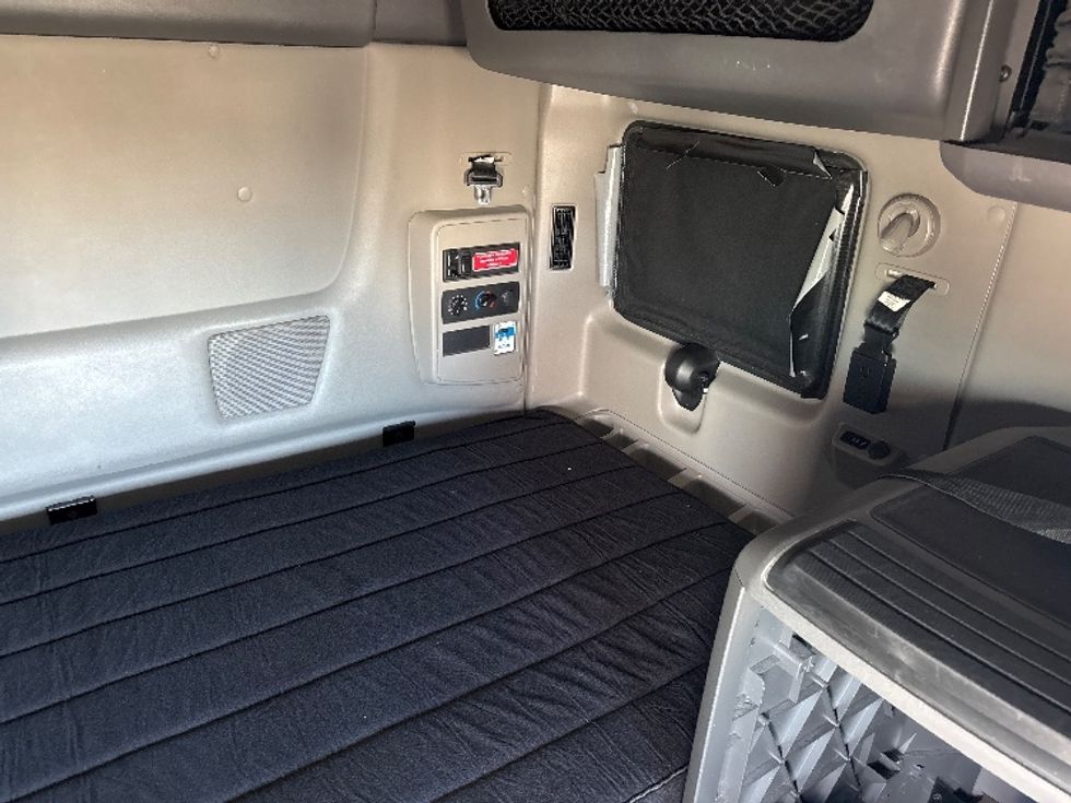 Sleeper Tractor-Heavy Duty Tractors-International-2023-LT625-Columbus-OH-593,569\n\t\tmiles-$ 46,250 - Image 17