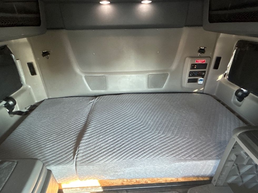 Sleeper Tractor-Heavy Duty Tractors-International-2023-LT625-Columbus-OH-612,083\n\t\tmiles-$ 44,500 - Image 16