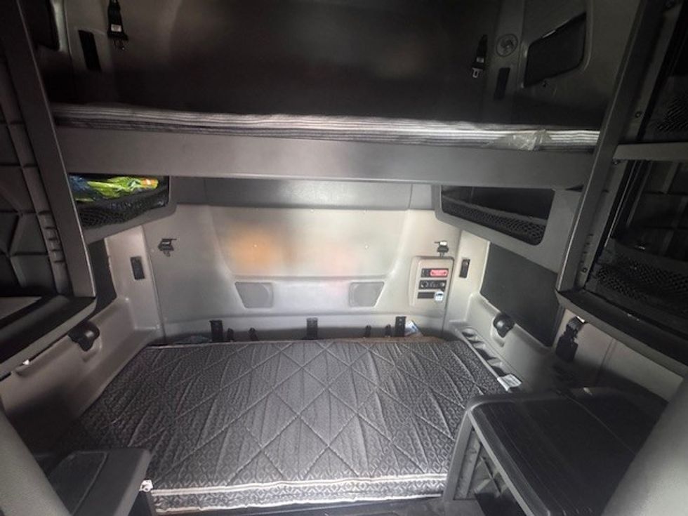 Sleeper Tractor-Heavy Duty Tractors-International-2023-LT625-Columbus-OH-618,266\n\t\tmiles-$ 44,000 - Image 16