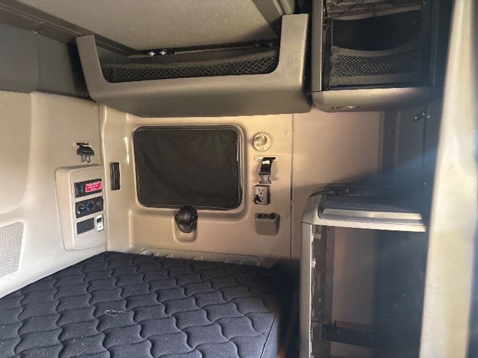 Sleeper Tractor-Heavy Duty Tractors-International-2023-LT625-Cranbury-NJ-643,729\n\t\tmiles-$ 41,500 - Image 18