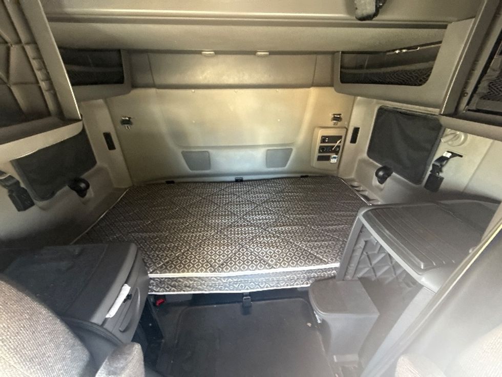 Sleeper Tractor-Heavy Duty Tractors-International-2023-LT625-Dallas-TX-685,670\n\t\tmiles-$ 45,500 - Image 17