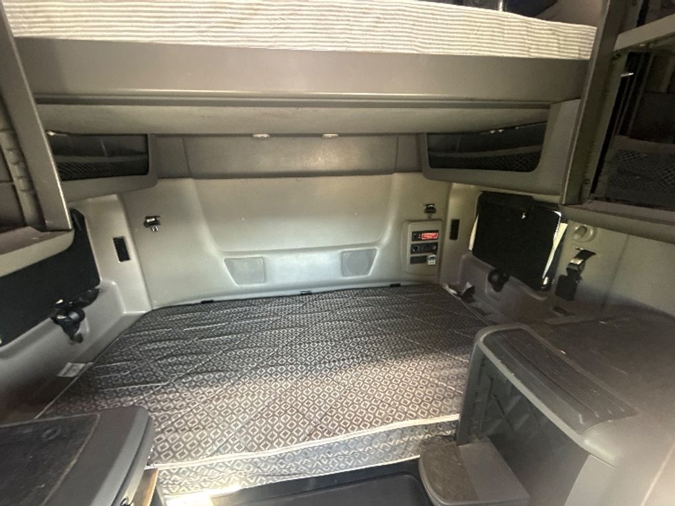 Sleeper Tractor-Heavy Duty Tractors-International-2023-LT625-Dallas-TX-778,771\n\t\tmiles-$ 38,500 - Image 16