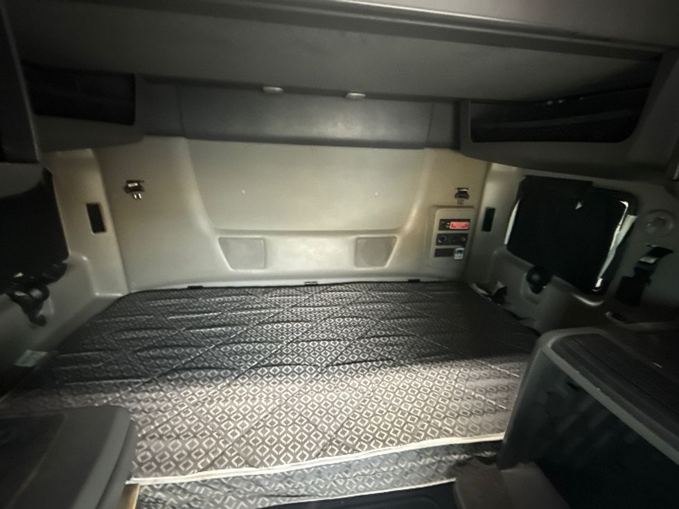 Sleeper Tractor-Heavy Duty Tractors-International-2023-LT625-Dallas-TX-833,179\n\t\tmiles-$ 34,000 - Image 16