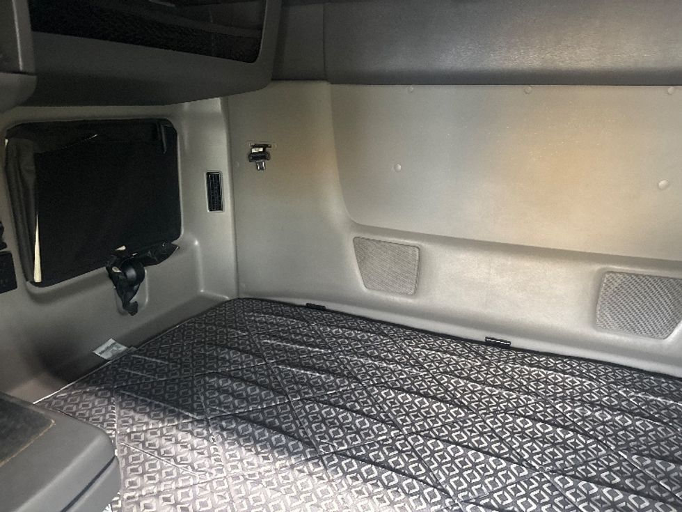 Sleeper Tractor-Heavy Duty Tractors-International-2023-LT625-Dallas-TX-833,179\n\t\tmiles-$ 34,000 - Image 19