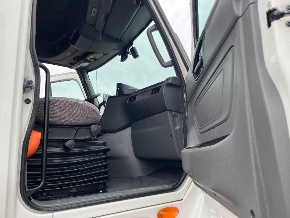 Sleeper Tractor-Heavy Duty Tractors-International-2023-LT625-Davenport-IA-678,651\n\t\tmiles-$ 39,750 - Image 11