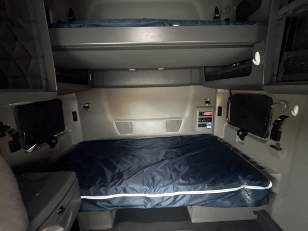 Sleeper Tractor-Heavy Duty Tractors-International-2023-LT625-Davenport-IA-678,651\n\t\tmiles-$ 39,750 - Image 14