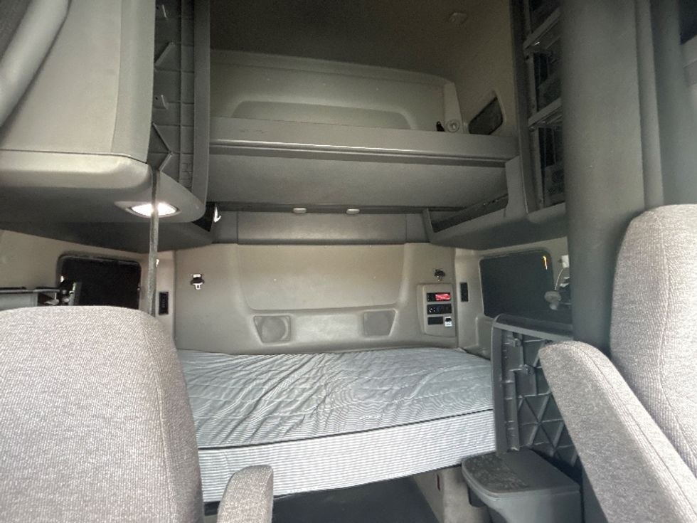 Sleeper Tractor-Heavy Duty Tractors-International-2023-LT625-Des Moines-IA-702,285\n\t\tmiles-$ 39,000 - Image 16