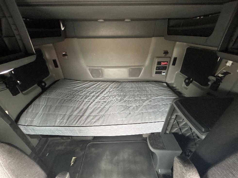 Sleeper Tractor-Heavy Duty Tractors-International-2023-LT625-Des Moines-IA-702,285\n\t\tmiles-$ 39,000 - Image 17