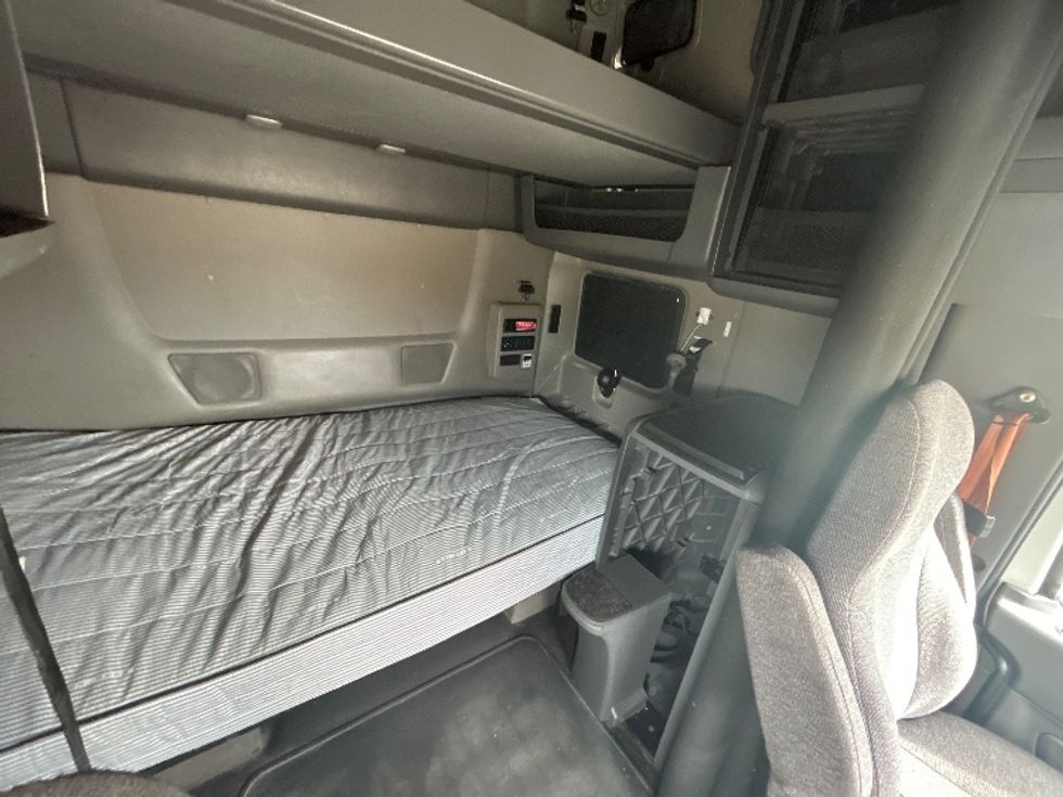 Sleeper Tractor-Heavy Duty Tractors-International-2023-LT625-Des Moines-IA-702,285\n\t\tmiles-$ 39,000 - Image 18