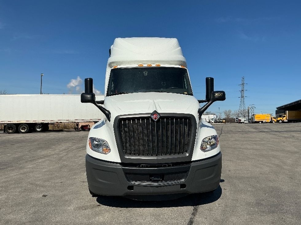 Sleeper Tractor-Heavy Duty Tractors-International-2023-LT625-East Chicago-IN-435,992\n\t\tmiles-$ 61,500 - Image 2