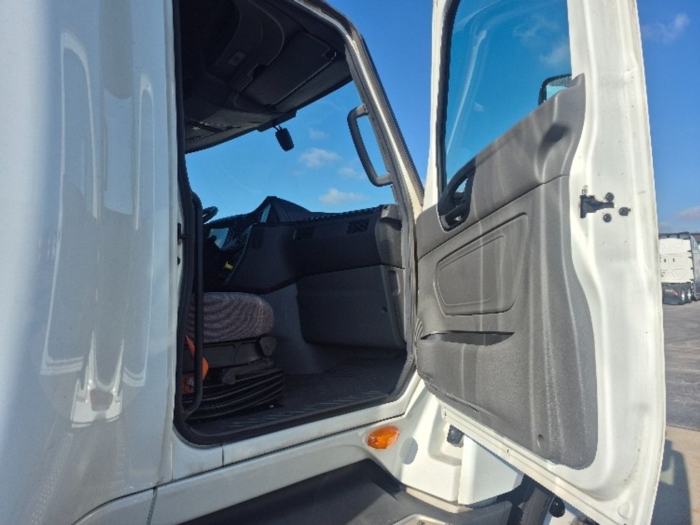 Sleeper Tractor-Heavy Duty Tractors-International-2023-LT625-East Chicago-IN-678,878\n\t\tmiles-$ 38,250 - Image 13