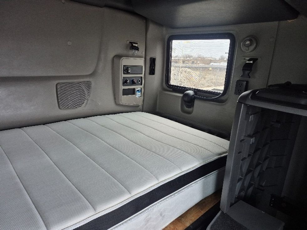 Sleeper Tractor-Heavy Duty Tractors-International-2023-LT625-East Chicago-IN-692,544\n\t\tmiles-$ 37,000 - Image 17