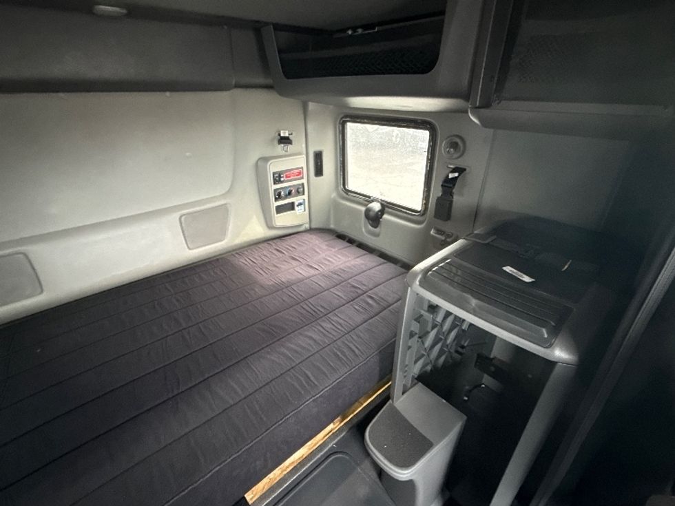 Sleeper Tractor-Heavy Duty Tractors-International-2023-LT625-East Chicago-IN-697,827\n\t\tmiles-$ 36,500 - Image 17