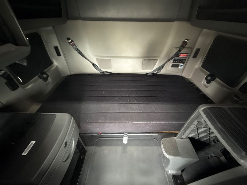 Sleeper Tractor-Heavy Duty Tractors-International-2023-LT625-East Chicago-IN-706,340\n\t\tmiles-$ 35,500 - Image 16