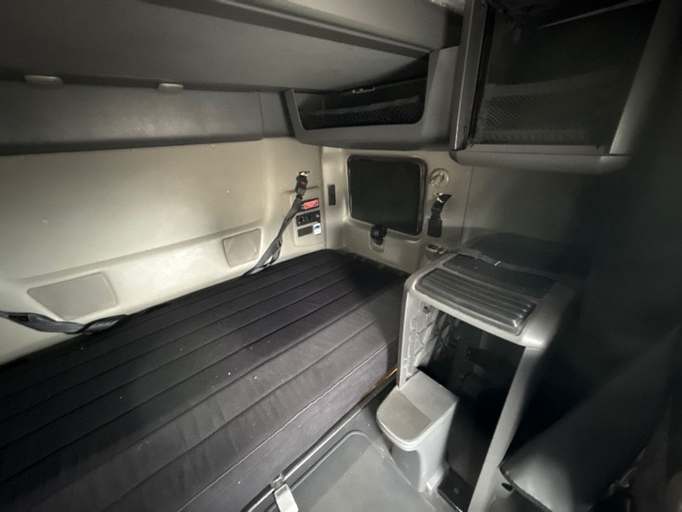 Sleeper Tractor-Heavy Duty Tractors-International-2023-LT625-East Chicago-IN-706,340\n\t\tmiles-$ 35,500 - Image 18