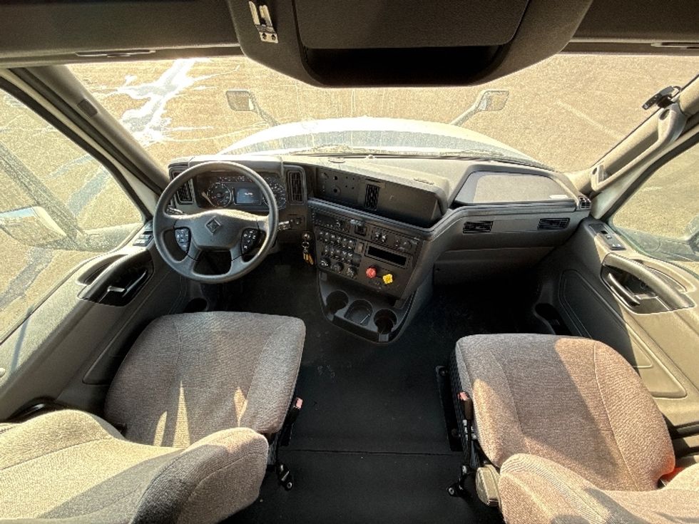 Sleeper Tractor-Heavy Duty Tractors-International-2023-LT625-East Chicago-IN-716,209\n\t\tmiles-$ 34,750 - Image 12