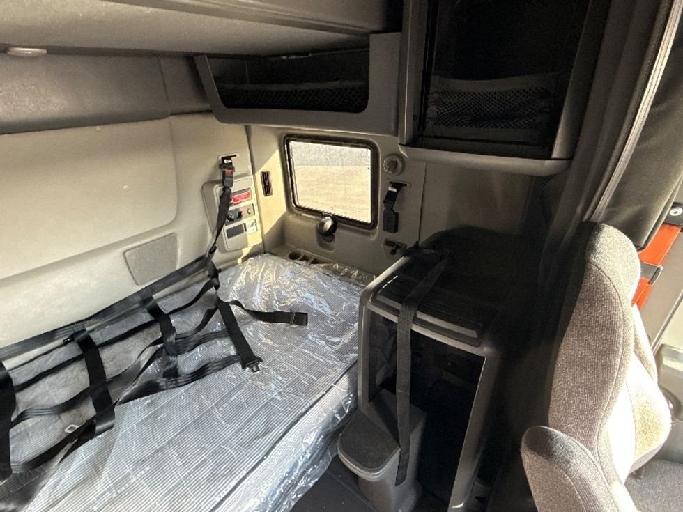 Sleeper Tractor-Heavy Duty Tractors-International-2023-LT625-East Chicago-IN-716,209\n\t\tmiles-$ 34,750 - Image 18