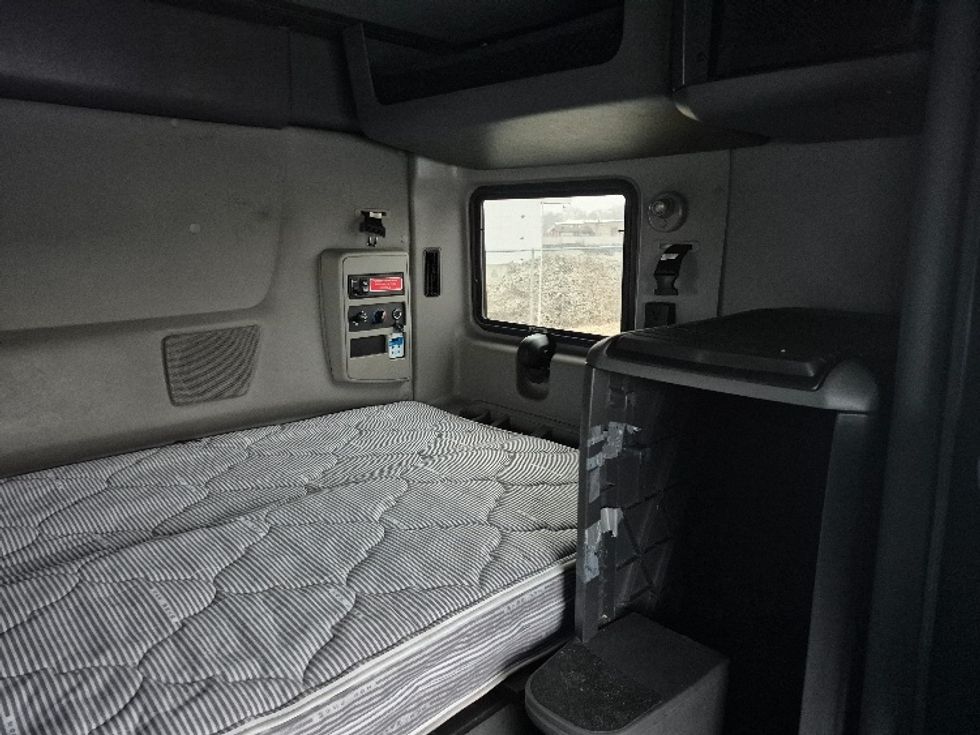 Sleeper Tractor-Heavy Duty Tractors-International-2023-LT625-East Chicago-IN-731,084\n\t\tmiles-$ 34,000 - Image 17