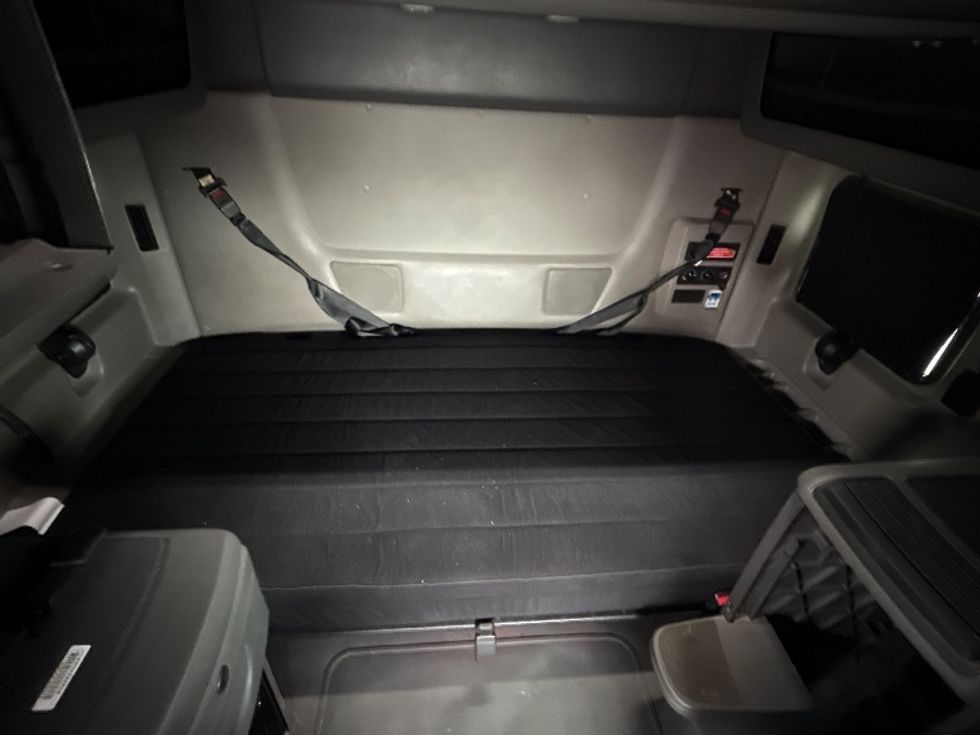 Sleeper Tractor-Heavy Duty Tractors-International-2023-LT625-East Chicago-IN-734,325\n\t\tmiles-$ 34,000 - Image 17