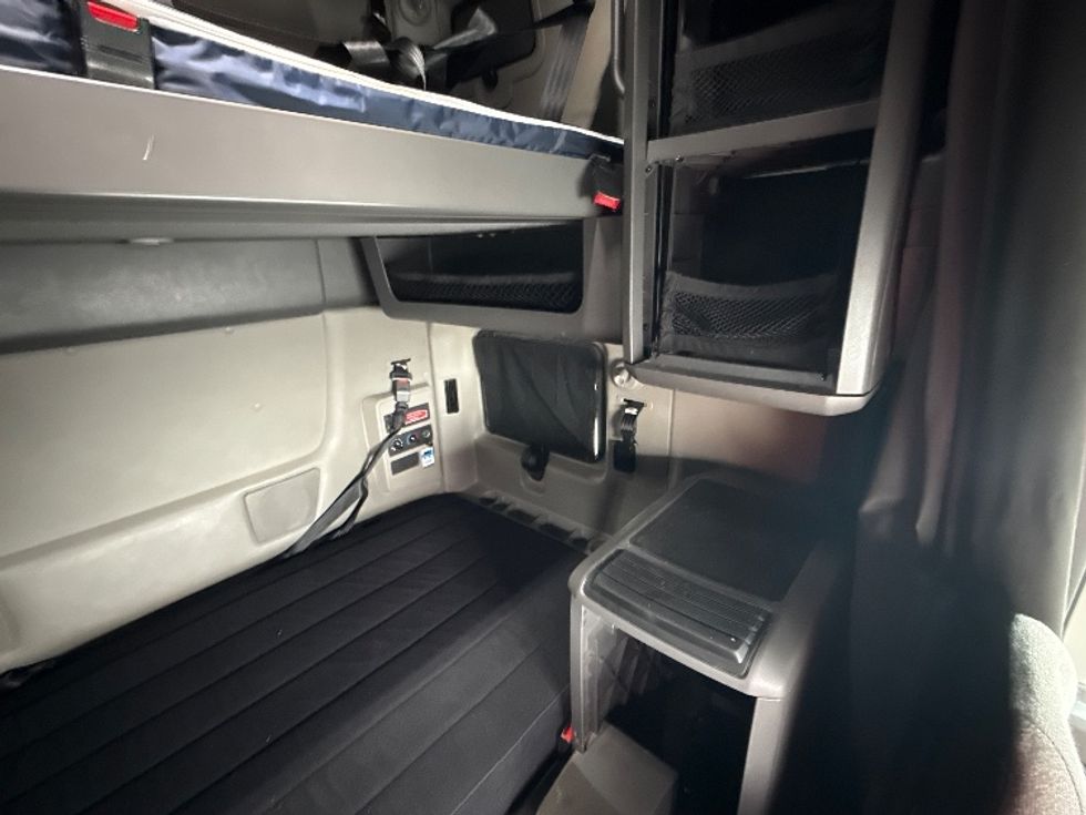 Sleeper Tractor-Heavy Duty Tractors-International-2023-LT625-East Chicago-IN-734,325\n\t\tmiles-$ 34,000 - Image 18