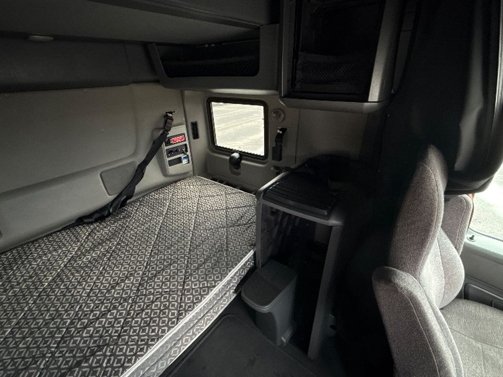 Sleeper Tractor-Heavy Duty Tractors-International-2023-LT625-East Chicago-IN-751,568\n\t\tmiles-$ 34,000 - Image 18