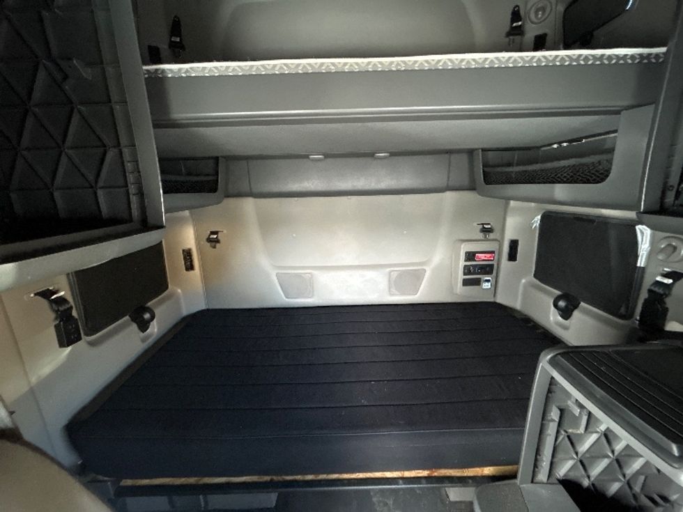 Sleeper Tractor-Heavy Duty Tractors-International-2023-LT625-Fontana-CA-535,015\n\t\tmiles-$ 59,000 - Image 17