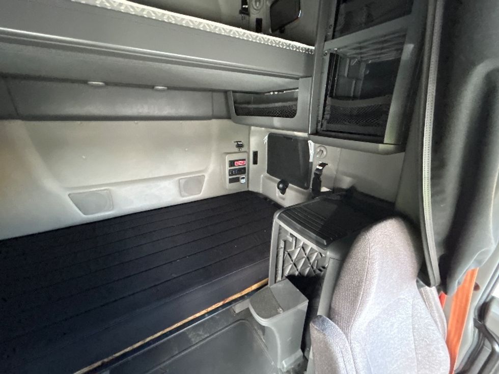 Sleeper Tractor-Heavy Duty Tractors-International-2023-LT625-Fontana-CA-535,015\n\t\tmiles-$ 59,000 - Image 18