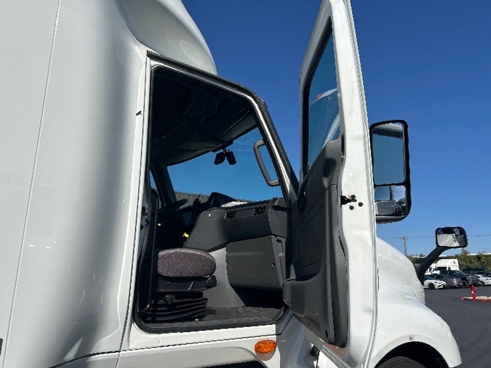Sleeper Tractor-Heavy Duty Tractors-International-2023-LT625-Fontana-CA-543,628\n\t\tmiles-$ 58,250 - Image 13