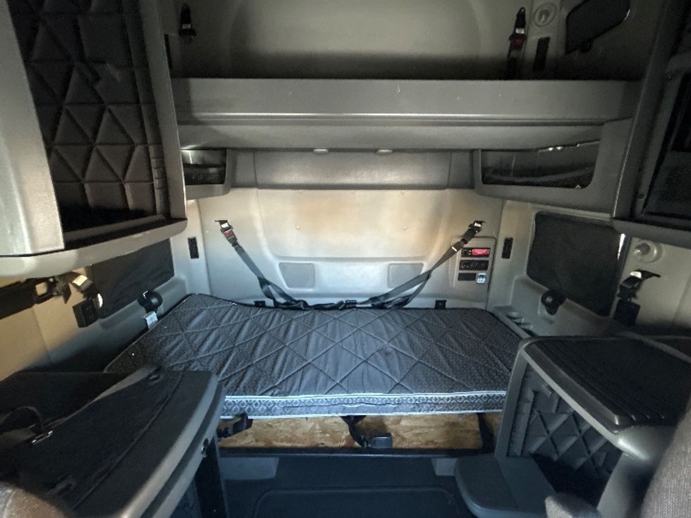 Sleeper Tractor-Heavy Duty Tractors-International-2023-LT625-Fontana-CA-543,628\n\t\tmiles-$ 58,250 - Image 16