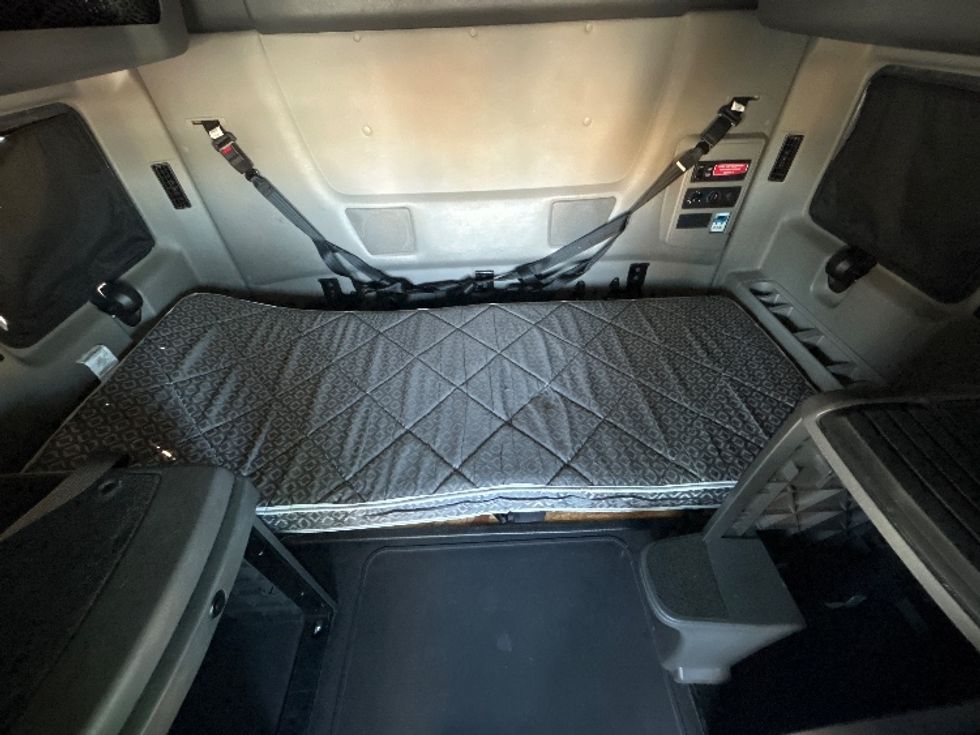 Sleeper Tractor-Heavy Duty Tractors-International-2023-LT625-Fontana-CA-543,628\n\t\tmiles-$ 58,250 - Image 17