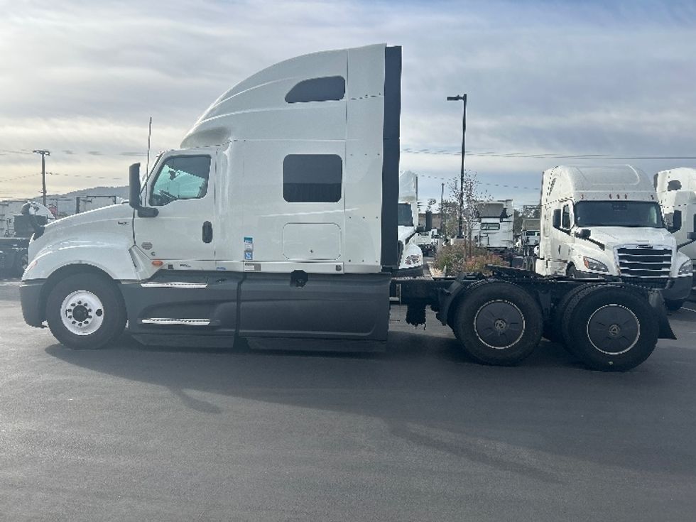 Sleeper Tractor-Heavy Duty Tractors-International-2023-LT625-Fontana-CA-543,628\n\t\tmiles-$ 58,250 - Image 4
