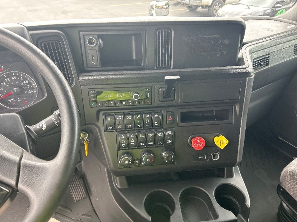 Sleeper Tractor-Heavy Duty Tractors-International-2023-LT625-Fontana-CA-546,351\n\t\tmiles-$ 73,750 - Image 12