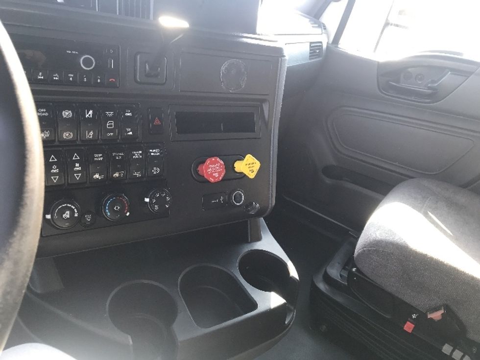 Sleeper Tractor-Heavy Duty Tractors-International-2023-LT625-Fontana-CA-552,029\n\t\tmiles-$ 77,250 - Image 12